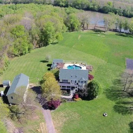 Spectacular Views & Serene Surroundings: Your Perfect Getaway