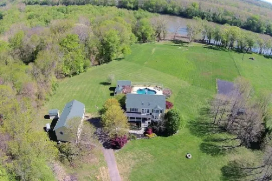 Spectacular Views & Serene Surroundings: Your Perfect Getaway