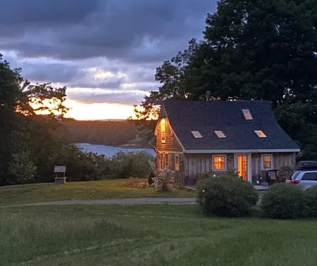 Waterfront cottage with deep water dock, ocean front. Отели в г. Waldo County