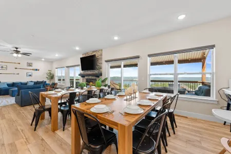 Sundowner Lodge with Lake View close to SDC and Branson