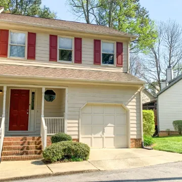 Lux King Suite- 16 miles of walking trails, central to Duke, UNC & RDU Airport