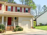 Lux King Suite- 16 miles of walking trails, central to Duke, UNC & RDU Airport