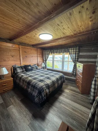 Peaceful cabin with spectacular river and scenic views.