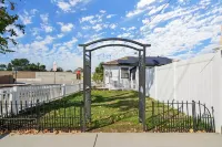 Entire 2 bedroom home -15 minutes to DTLA Keck School of Medicine of USC Physician Assistant Program附近的飯店