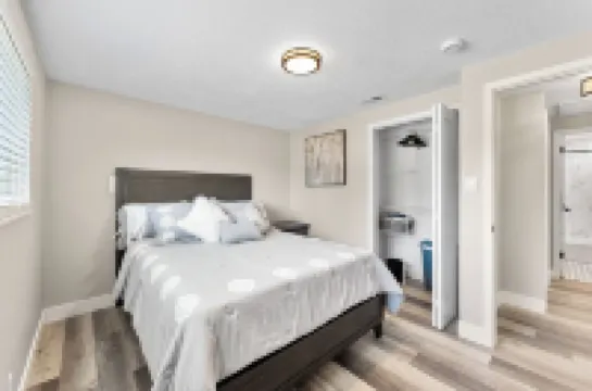 Remodeled  and Furnished Home/Near Stores/6 guests