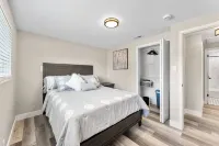 Remodeled  and Furnished Home/Near Stores/6 guests Regis University Thornton Campus附近的飯店