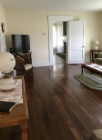 Granny’s House 2 bedroom, 5 miles to ark! Bonus walkthrough space with twin bed.