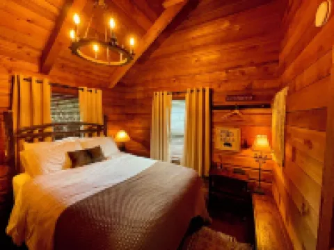 Wind Song: Charming Log Cabin In a Private Neighborhood. 10 Min From Downtown BR