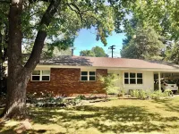 Charming 3-bedroom house in Fayetteville Hotels near Donald W. Reynolds Razorback Stadium