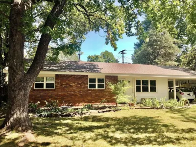 Charming 3-bedroom house in Fayetteville Hotels near Donald W. Reynolds Razorback Stadium