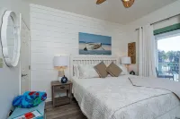 Hot Tub is rumbling! Luxe ,30A Beach, 2 Free Bikes, between Alys Beach &Rosemary