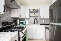 Vibrant Family Retreat~Sleeps 8~2 Kings~ Game Room Hotels in Snellville