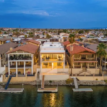 Exceptional 4 Bedroom Riverfront Home with Dock! Sleeps 16