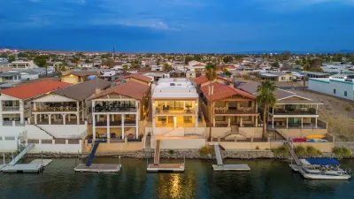 Exceptional 4 Bedroom Riverfront Home with Dock! Sleeps 16 Hotel dekat Avi Resort & Casino