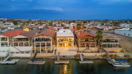 Exceptional 4 Bedroom Riverfront Home with Dock! Sleeps 16 Отели в г. Лафлин