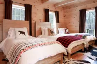 Modern Mountain Chalet! Hike, Ski, Swim, and Treasure Hunt! 앤도버 호텔