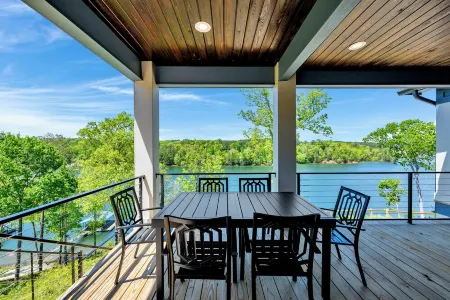 Emerald Escape @ Lewis Smith Lake. Luxury lake getaway with panoramic views!