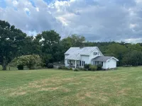 Baker's Farmhouse -Your charming & cozy get-a-way in the country with AC, WiFi!