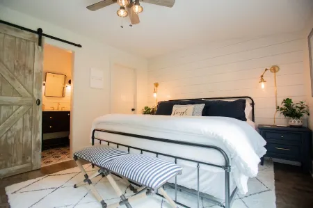 The best of Franklin! Beautiful listing on private acreage & minutes to downtown