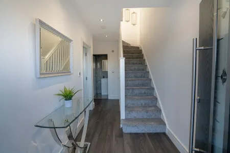 Newly Refurbished Modern 4 Bed Detached House