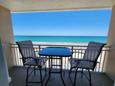 Seaz The Dayz in a Newly Renovated Oceanfront StudioPOOL/ OCEAN ACCESS OPEN Отели рядом с достопримечательностью «Университет аэронавтики Эмбри-Риддла»