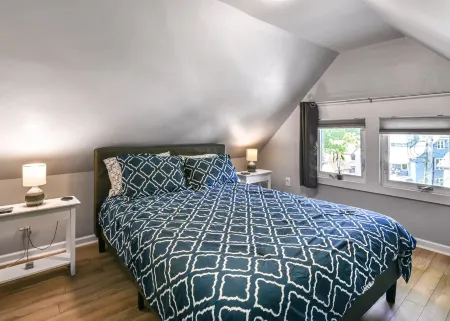 Walk to Zoo, UC, Short Vine entertainment, and hospitals. Close to everything Отели рядом с достопримечательностью «Цинциннати Зу & Ботаникал Гарден»