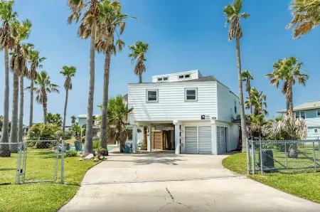 TX Crush Canal Home & POOL, Bar & Patio, Boat Slip and Quick Access to the Bay!