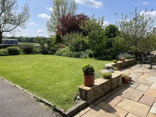 Characterful , pet friendly cottage ,sleeps 4 ,stunning views ,village location.