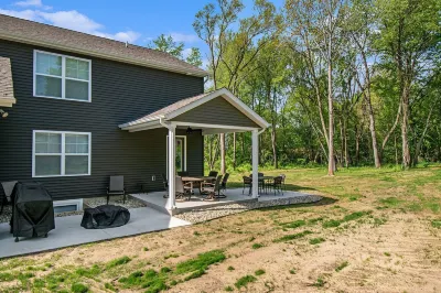 New Home! Quiet location- only 3 minutes to Notre Dame- Sleeps 12