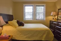 Easy Walk to Shops, Restaurants and parks. Pet Friendly with fenced backyard.