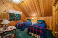 Treehouse feel, sleeps 10! Near Crystal Lake’s South Shore public beach and CSA.