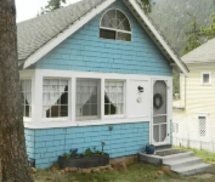 2BR Mountain Cabin - with Hot out the oven Baked Breakfast each morning!!