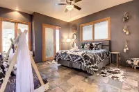 Double D Ranch- Heated Pool, Hot Tub & Endless Views!
