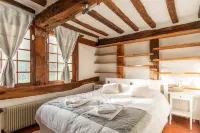 Dream 6-bedroom Villa with private tennis court, Sauna & Jacuzi. Hotels in 