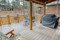 Bear Haven Family Friendly Show Low cabin w/ WIFI, gas fireplace, A/C