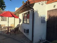 Villa B - a cozy studio with kitchen a minute away from downtown Palm Springs!