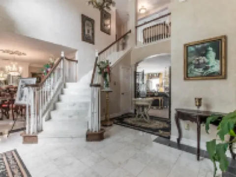 ENJOY RESORT  STYLE LUXURY ACCOMMODATIONS AT THE ESTATE HOME Hotels in Mansfield