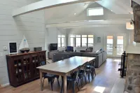 Updated Open Plan - Keuka Lakefront Home 4BR & 157' private beach Hotels in Barrington