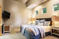 Cheerful 4-bed 4 bath Cabin with Jacuzzi