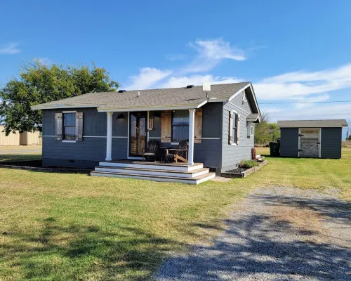 Gorgeous Two Bedroom Modern Farmhouse Cottage Hotels in Electra