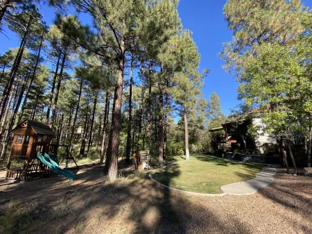 Family Getaway in the Pines Отели в г. Шоу Лоу