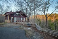Majestic Cabin Getaway • Epic Views, Hot Tub & Game Room • Family-Friendly Hotels near Foxfire Mountain Swinging Bridge