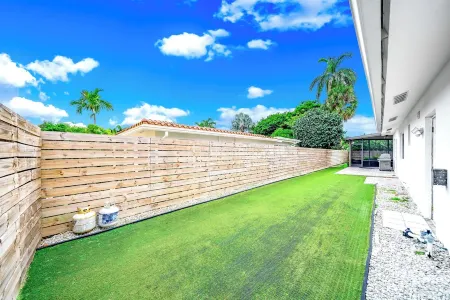 Private Home! Large Open Backyard+Close 2 Beach!