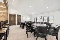 Luxury Waterfront - Private beach, hot tub, movie room, wheelchair accessible