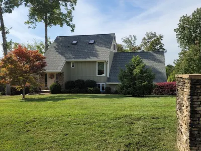 Great adult retreat for ten to spread out, 3 queen & 4 twin beds, 2.5 baths. Hotels near The Ministry Center