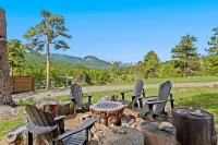 Luxury Cabin 4bdr Mtn and River Views.  Private Hot tub, 2 blocks to downtown