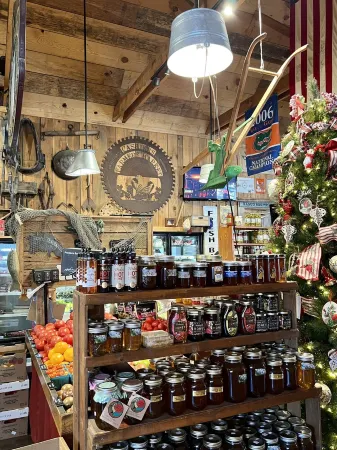 Mountain retreat by Lake Glenville: creekside, secluded, Cashiers - Glenville Отели в г. Гамбург