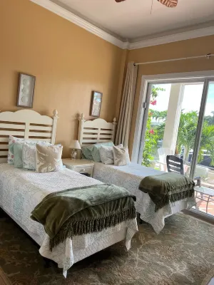 "Barcelona Breeze" Tropical Waterfront Hotel in zona Hideaway Beach