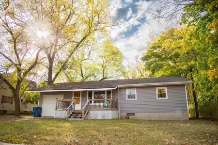 Tranquil 3-bedroom house with WiFi in charming Standish Отели в г. Стандиш