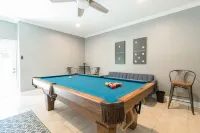 Large Home, Lake Views, Grill, Pool Table, Hot Tub Hotels in Hudson Bend